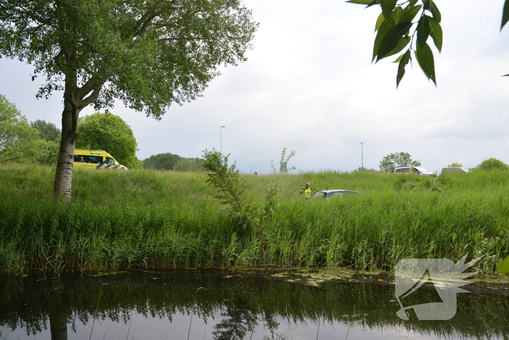 Automobilist rijdt van talud