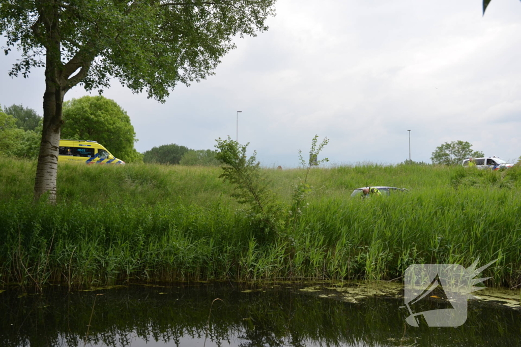 Automobilist rijdt van talud