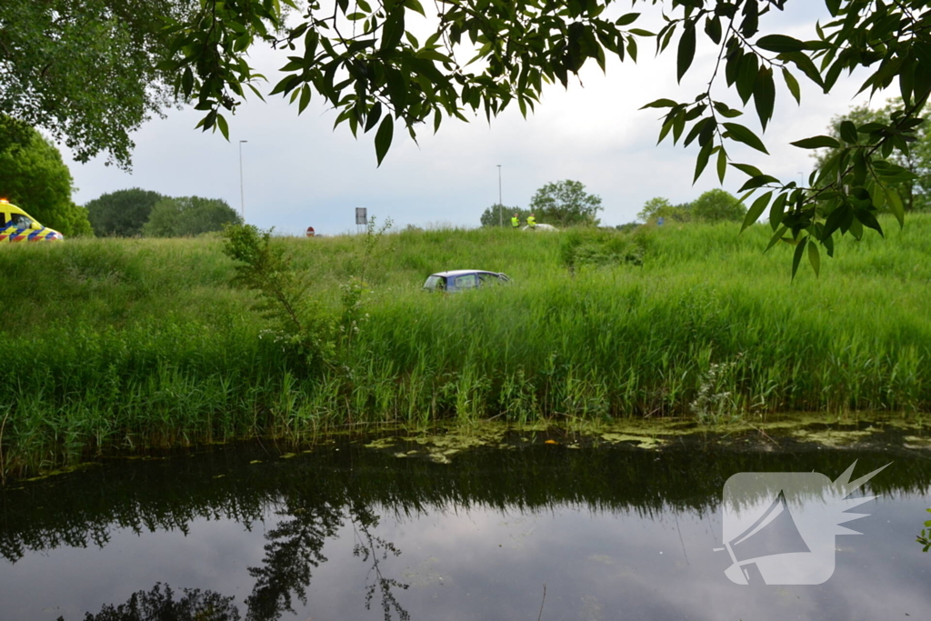 Automobilist rijdt van talud