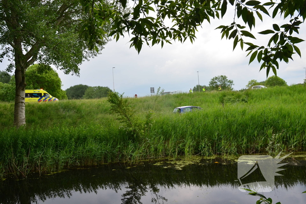 Automobilist rijdt van talud