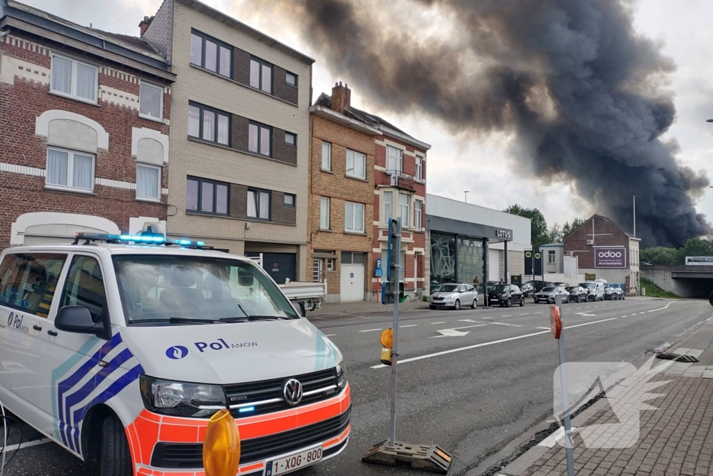 Grote brand in loods met honderden voertuigen