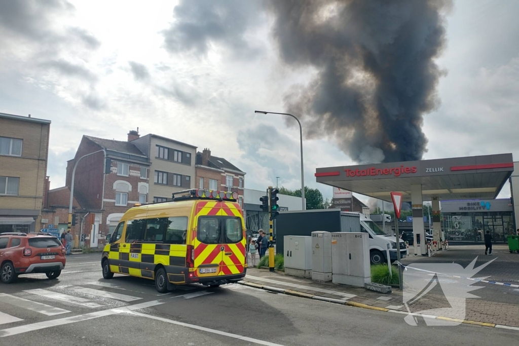 Grote brand in loods met honderden voertuigen