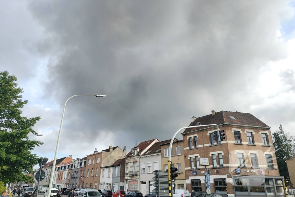 Grote brand in loods met honderden voertuigen