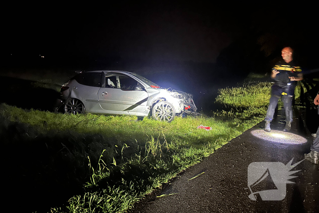 Auto zwaar beschadigd na crash tijdens achtervolging