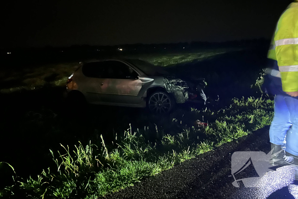 Auto zwaar beschadigd na crash tijdens achtervolging