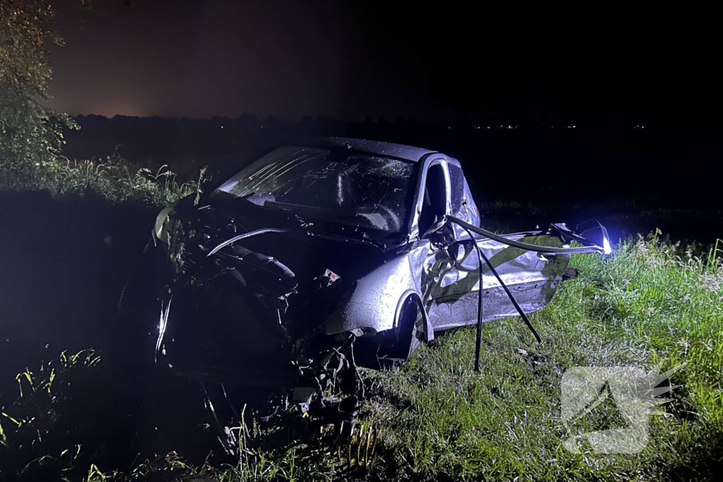 Auto zwaar beschadigd na crash tijdens achtervolging