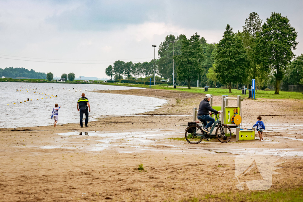 Vermiste kinderen teruggevonden op het strand