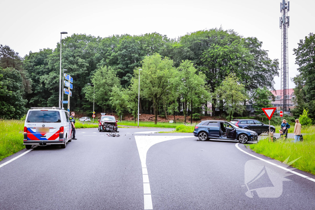 Twee personenwagens botsen op kruispunt