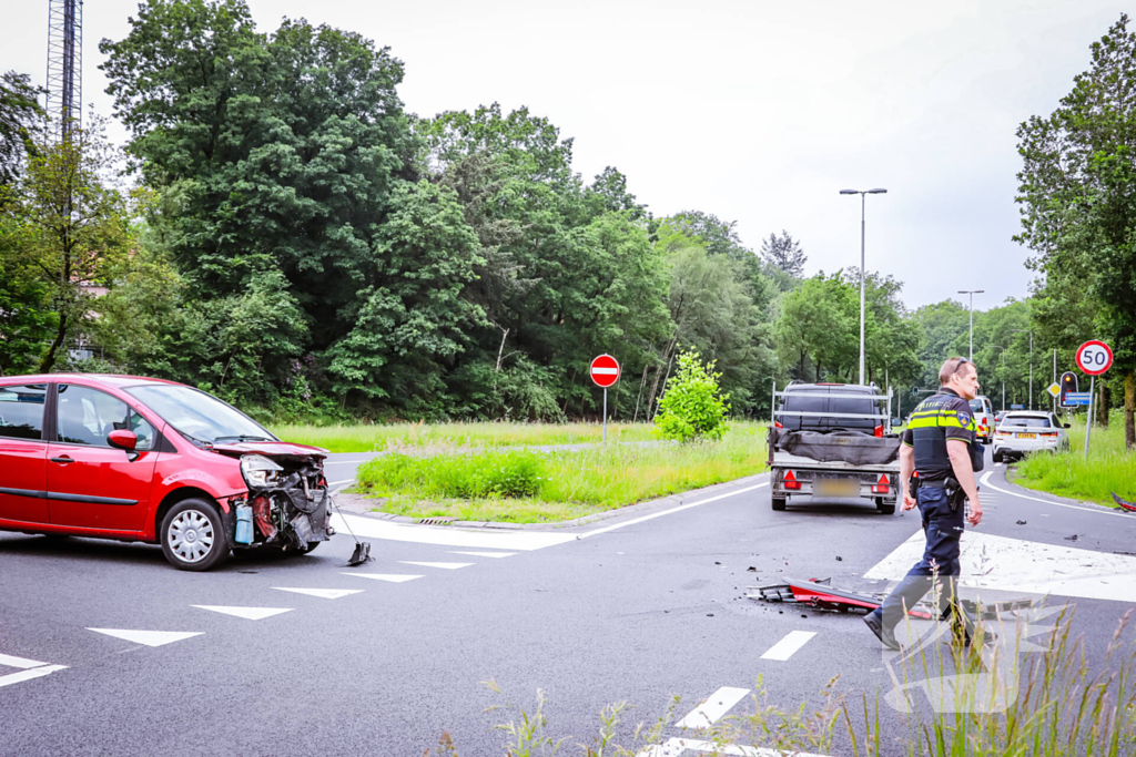 Twee personenwagens botsen op kruispunt