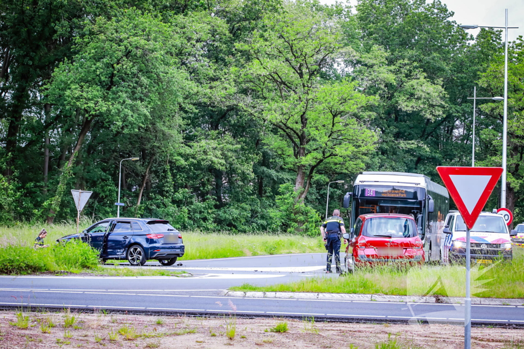 Twee personenwagens botsen op kruispunt