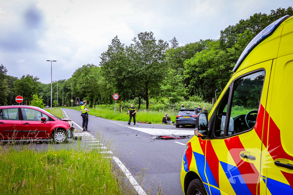 Twee personenwagens botsen op kruispunt