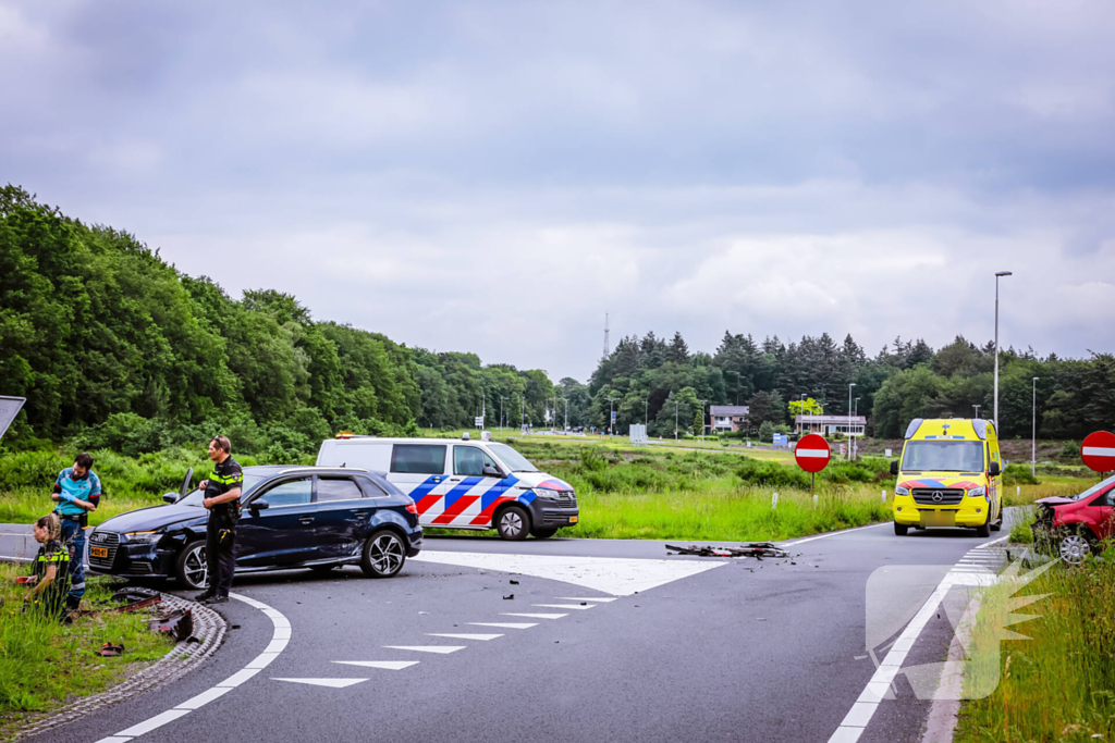 Twee personenwagens botsen op kruispunt