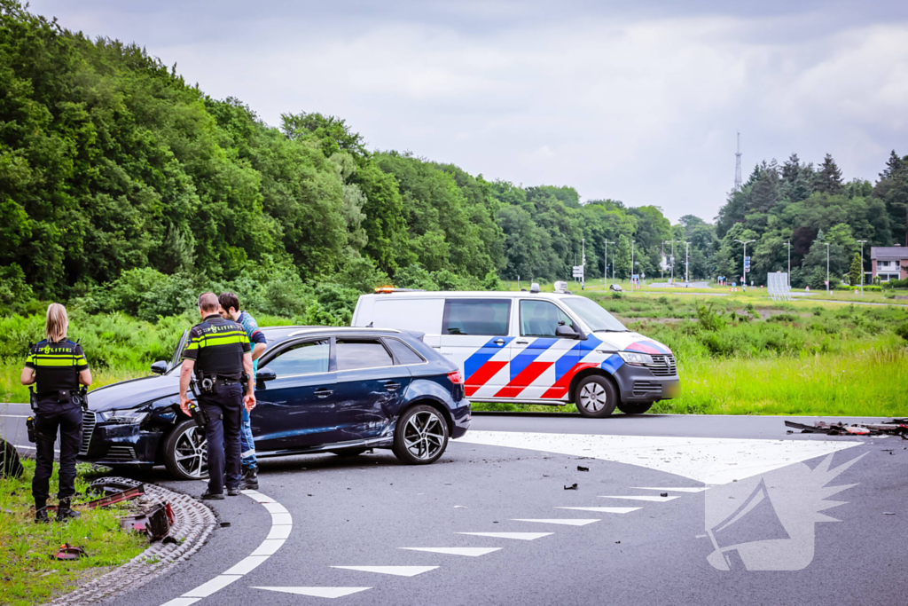 Twee personenwagens botsen op kruispunt