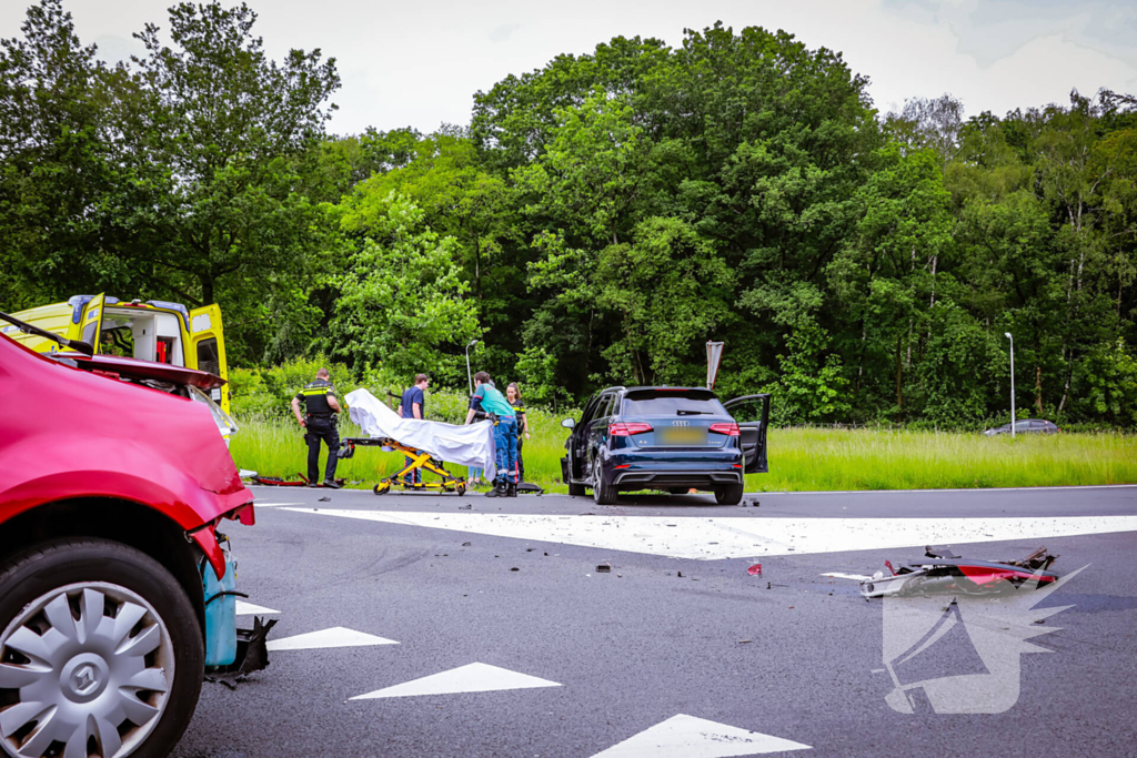 Twee personenwagens botsen op kruispunt