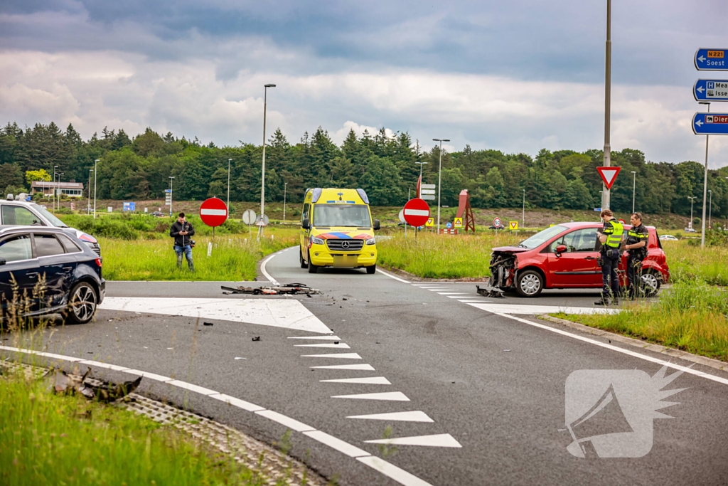 Twee personenwagens botsen op kruispunt