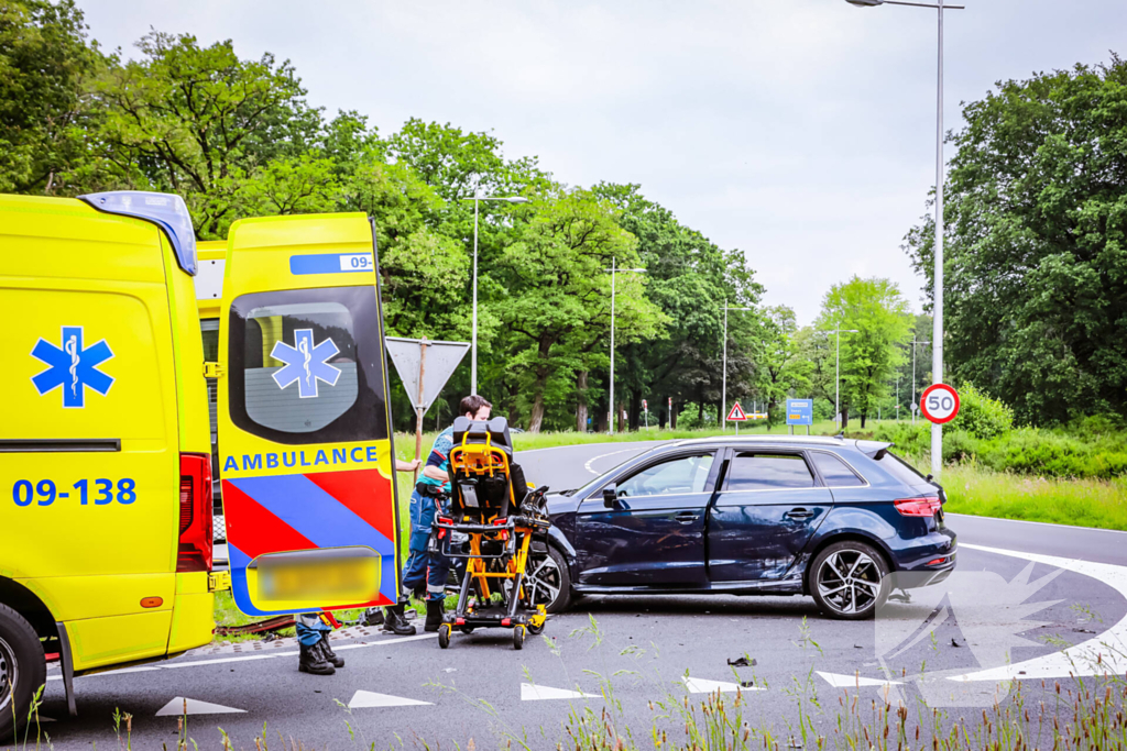 Twee personenwagens botsen op kruispunt