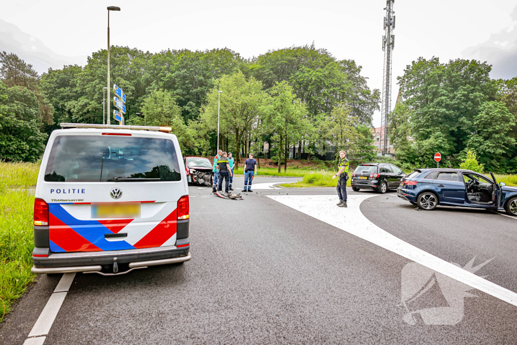 Twee personenwagens botsen op kruispunt