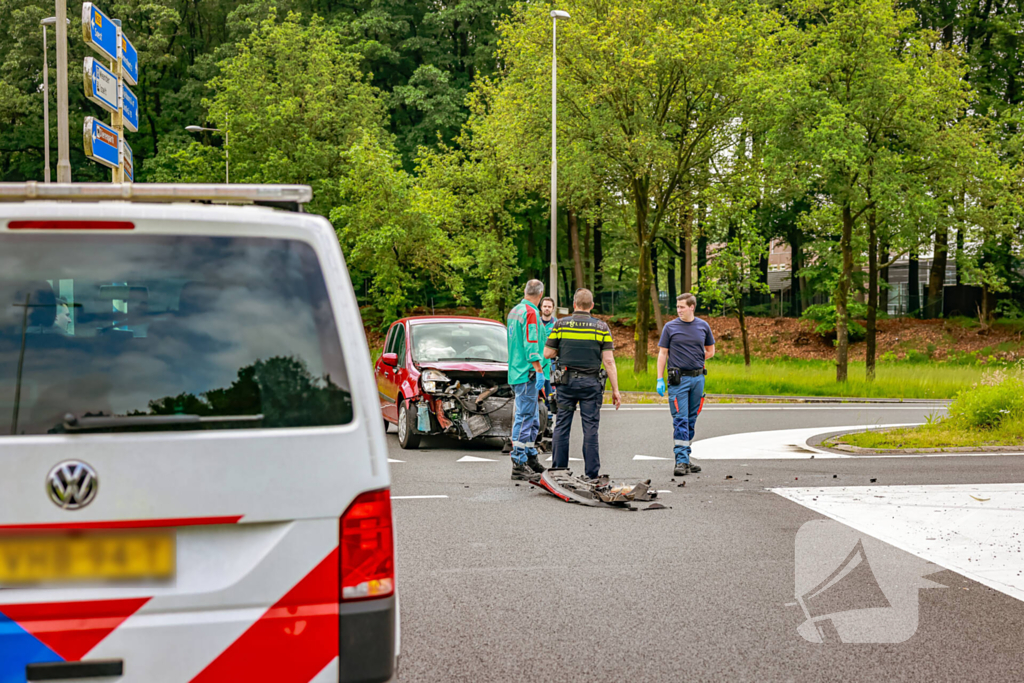 Twee personenwagens botsen op kruispunt