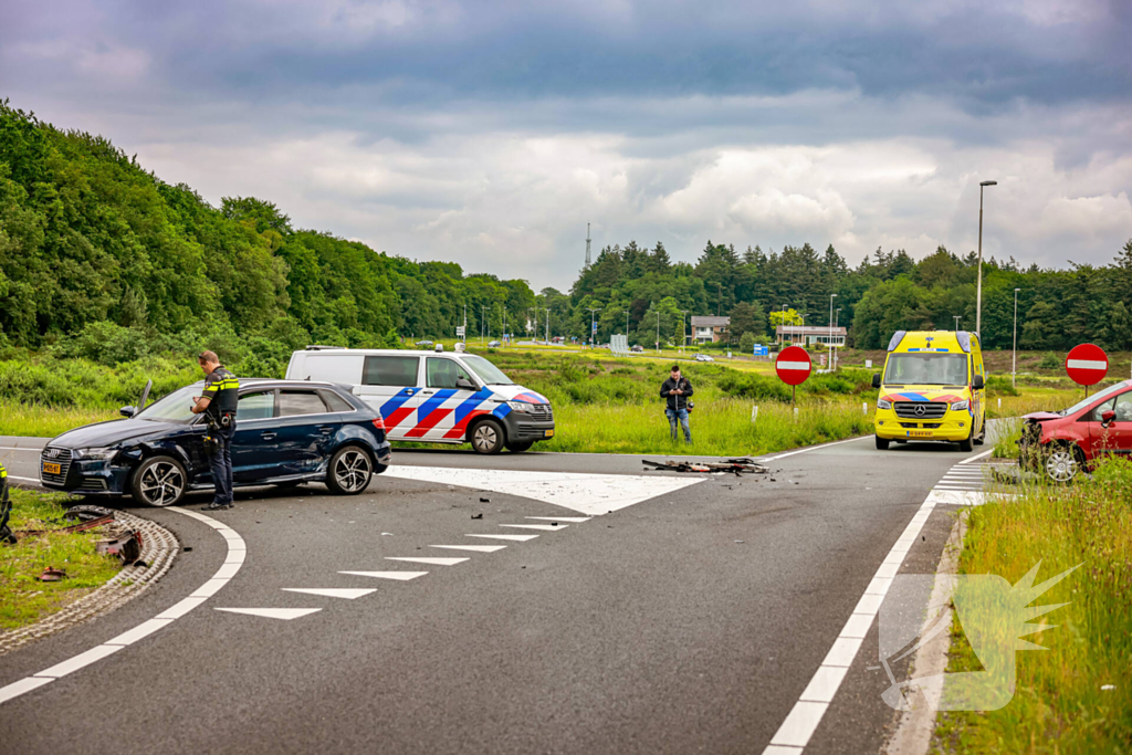 Twee personenwagens botsen op kruispunt