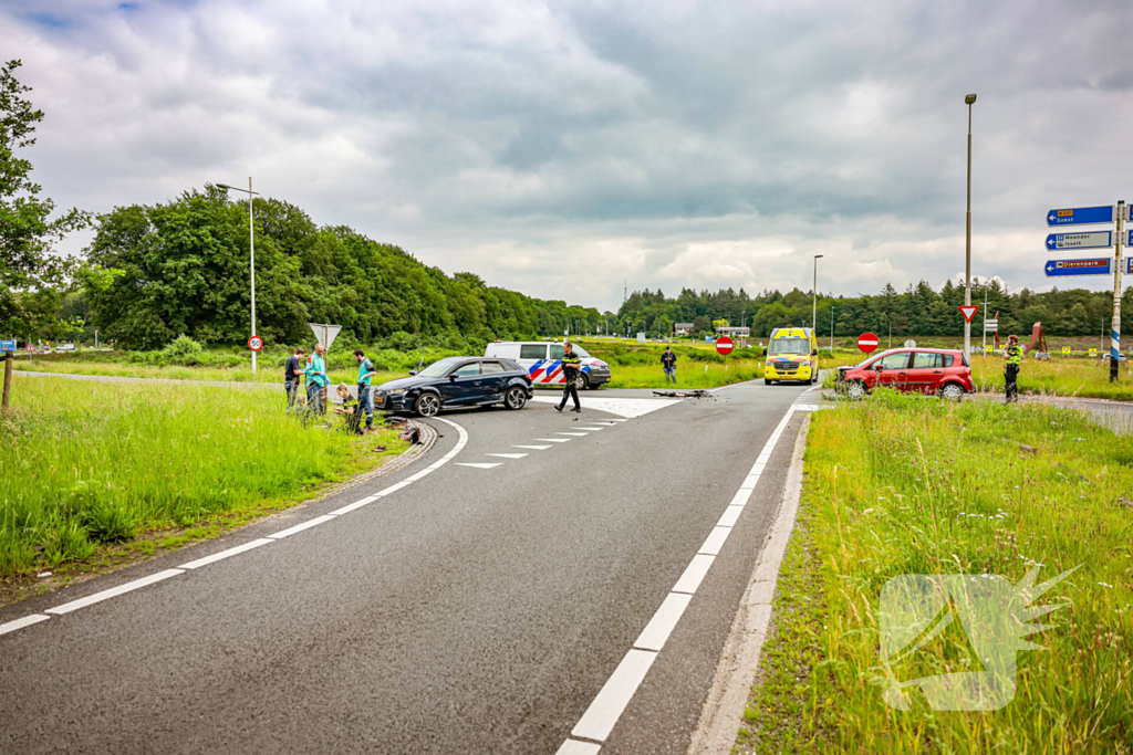 Twee personenwagens botsen op kruispunt