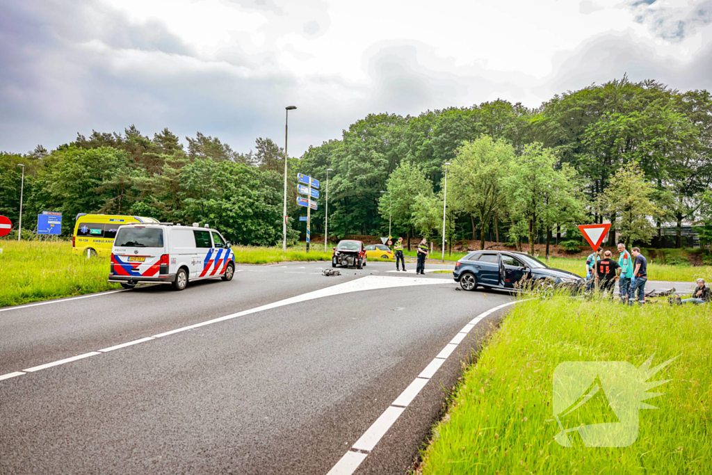 Twee personenwagens botsen op kruispunt