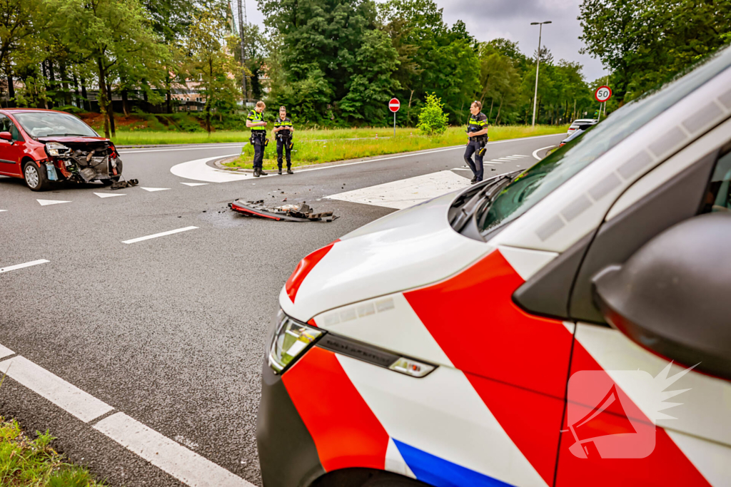 Twee personenwagens botsen op kruispunt