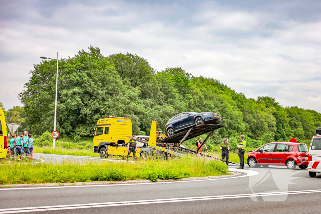 Twee personenwagens botsen op kruispunt