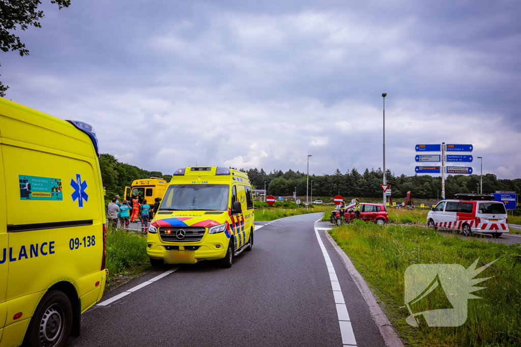 Twee personenwagens botsen op kruispunt