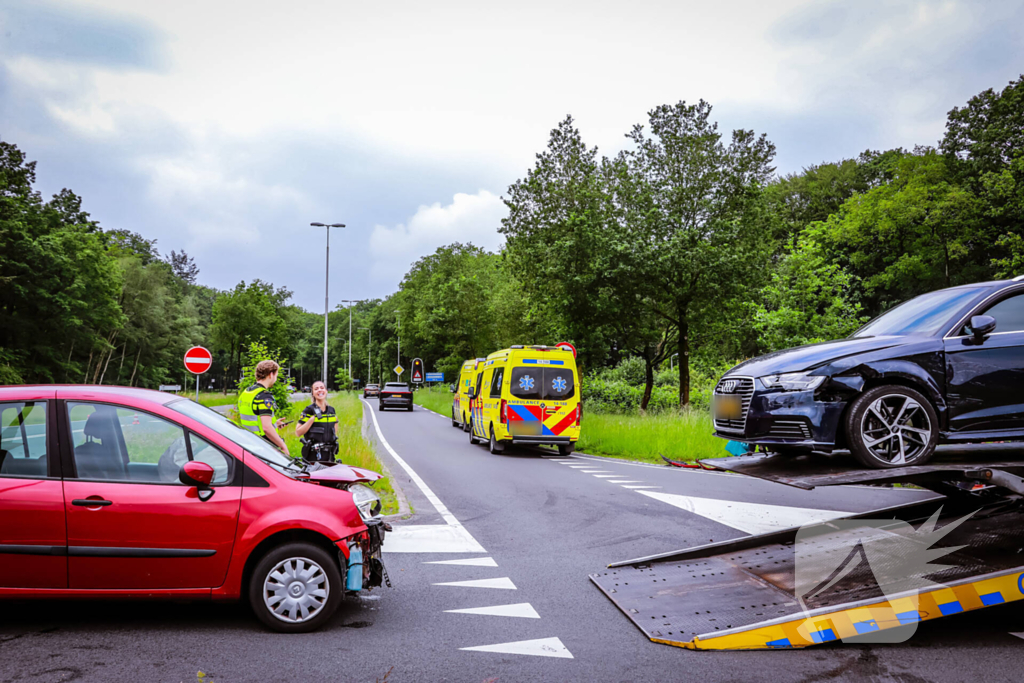 Twee personenwagens botsen op kruispunt