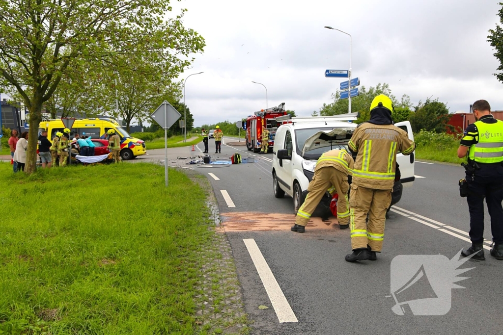 Gewonde na frontale botsing op kruising, ook kind betrokken