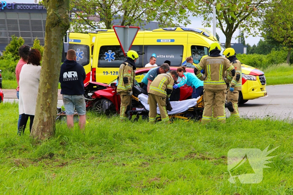 Gewonde na frontale botsing op kruising, ook kind betrokken