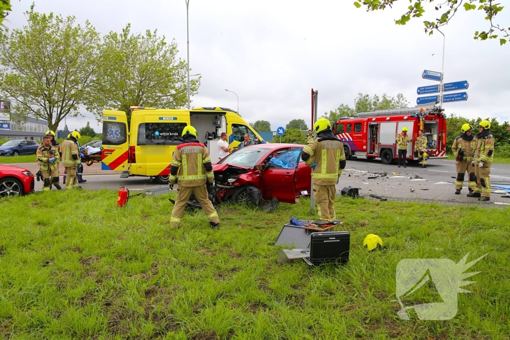 Gewonde na frontale botsing op kruising, ook kind betrokken