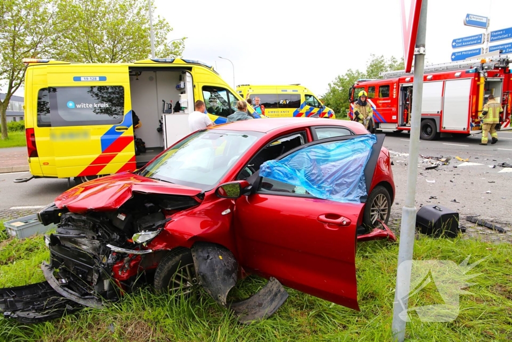 Gewonde na frontale botsing op kruising, ook kind betrokken