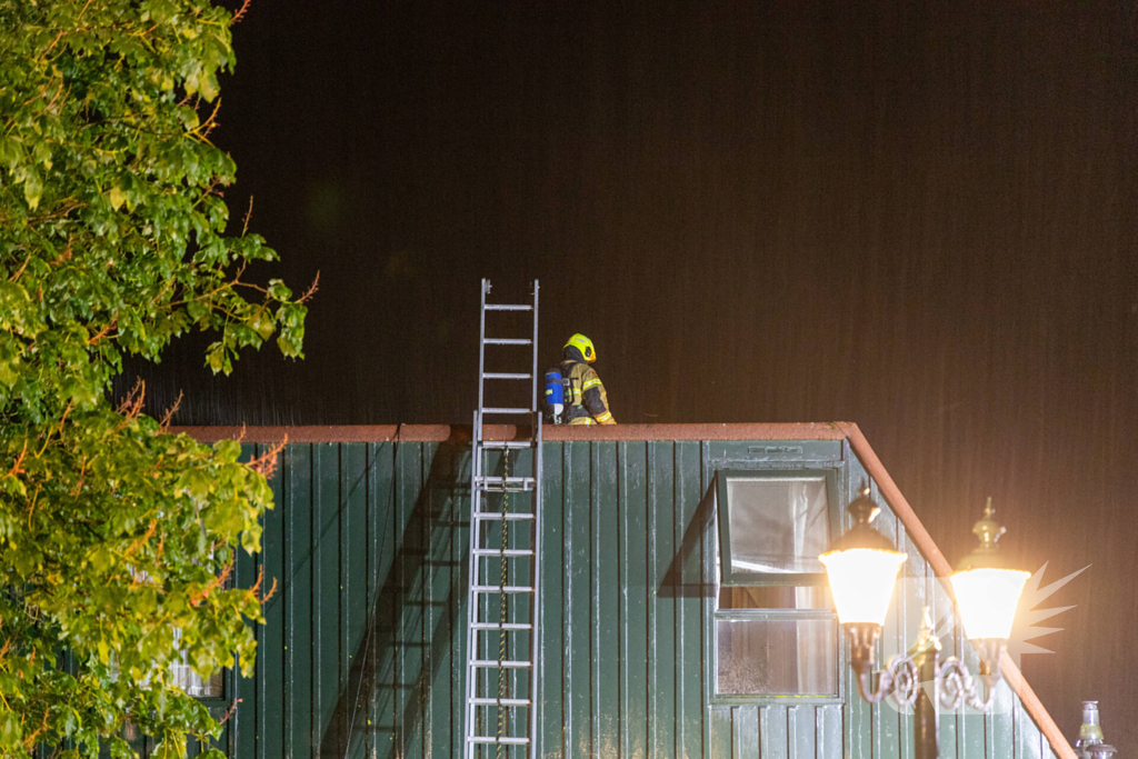 Veel brandschade aan vakantiewoning door overslag vanuit vuurkorf