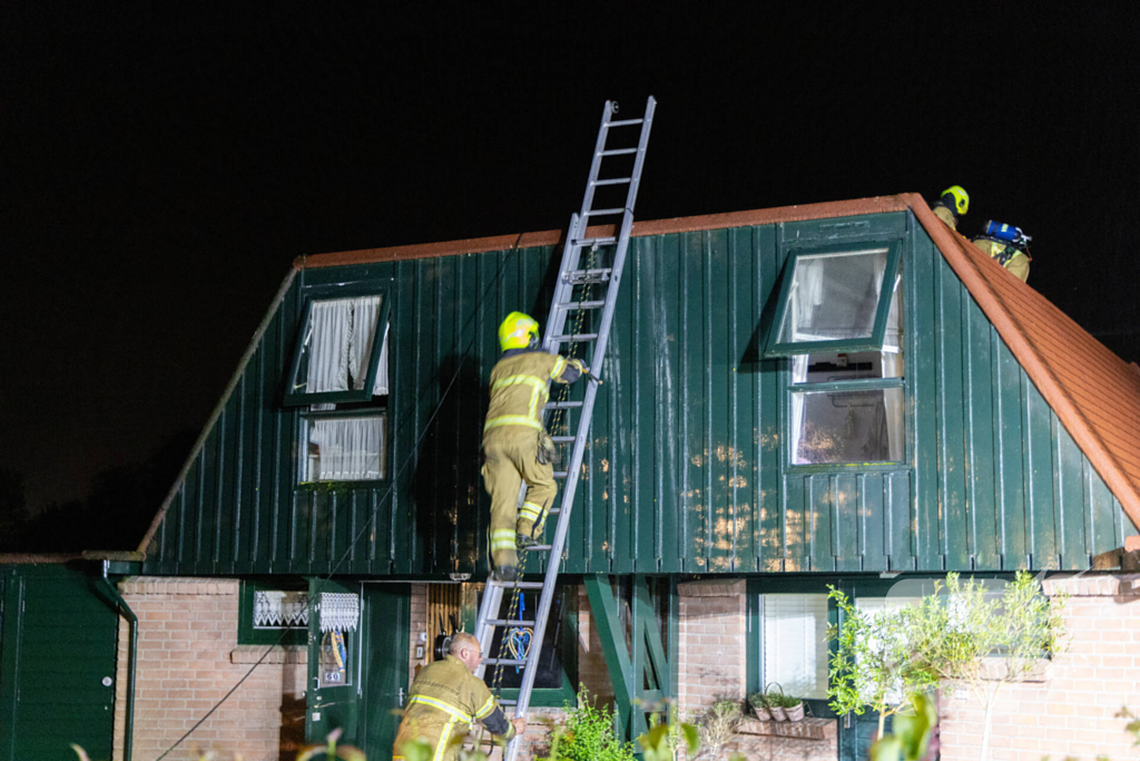 Veel brandschade aan vakantiewoning door overslag vanuit vuurkorf