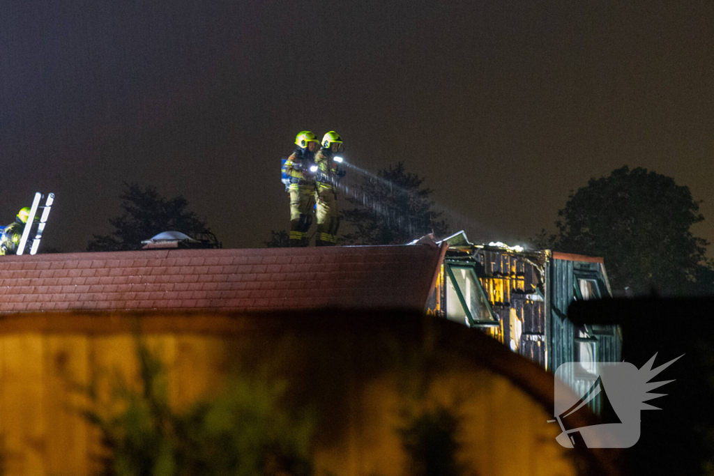 Veel brandschade aan vakantiewoning door overslag vanuit vuurkorf