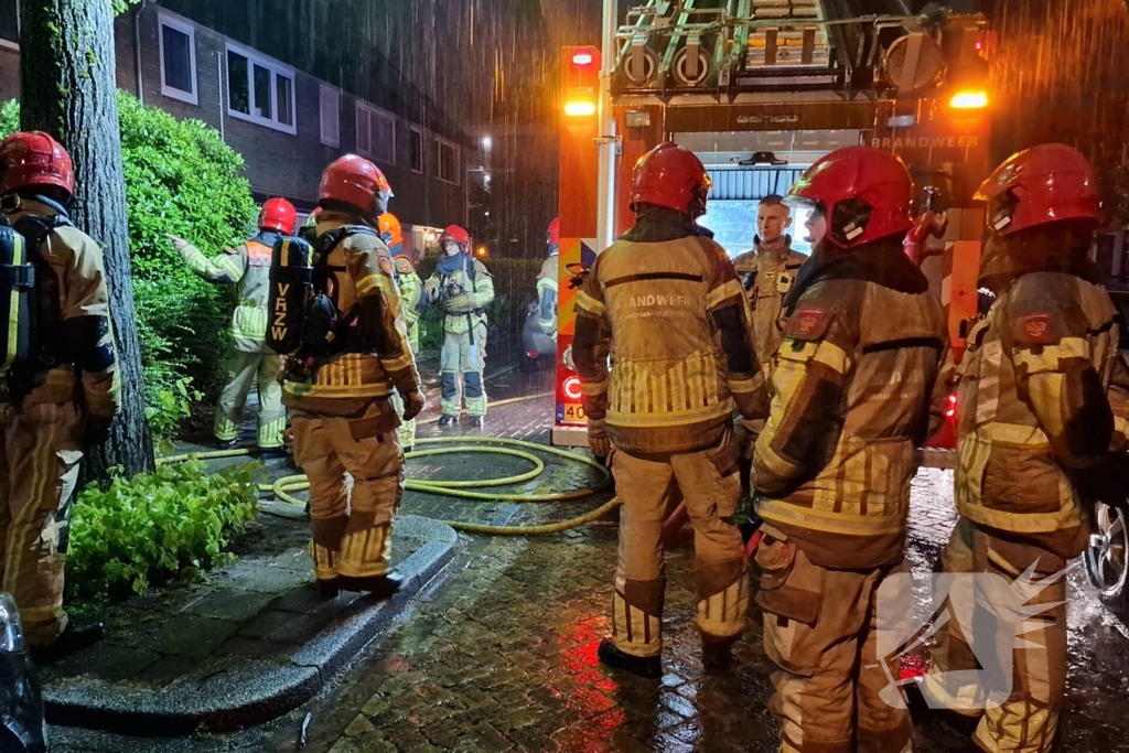 Drie gewonden bij woningbrand