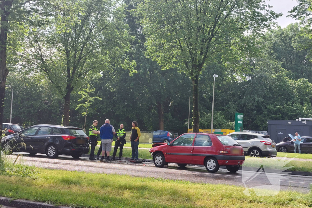 Flinke schade na botsing tussen auto's