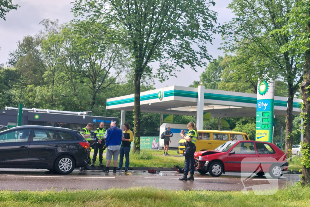 Flinke schade na botsing tussen auto's