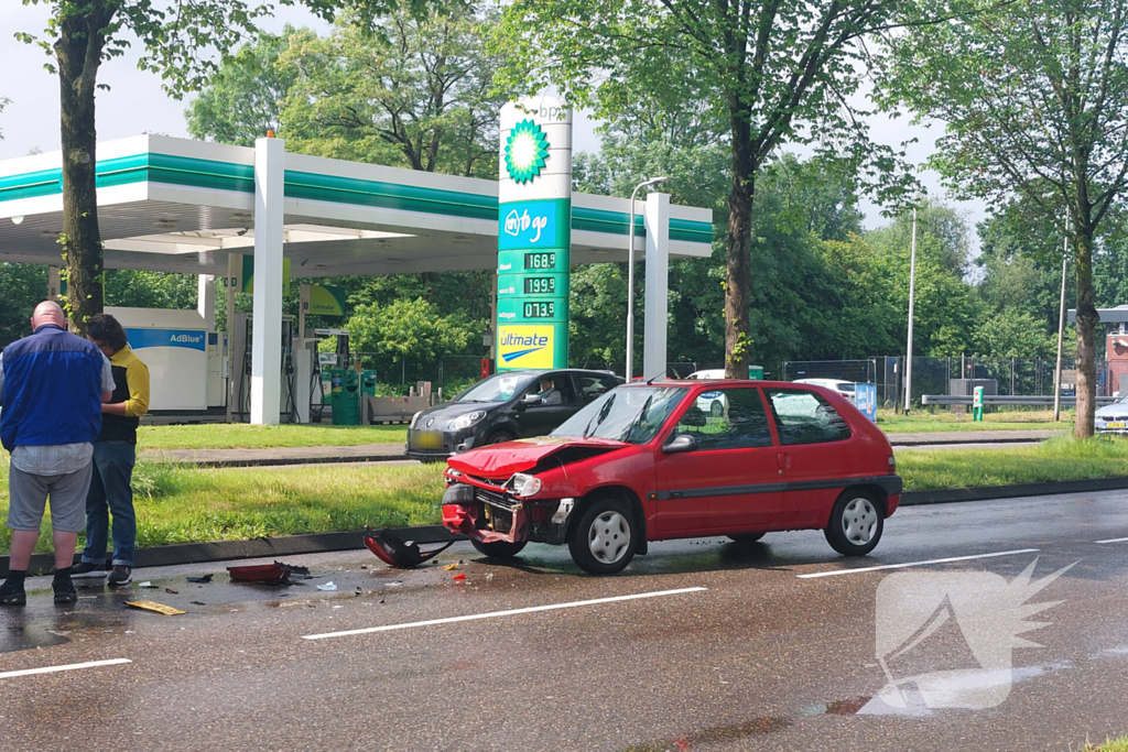 Flinke schade na botsing tussen auto's