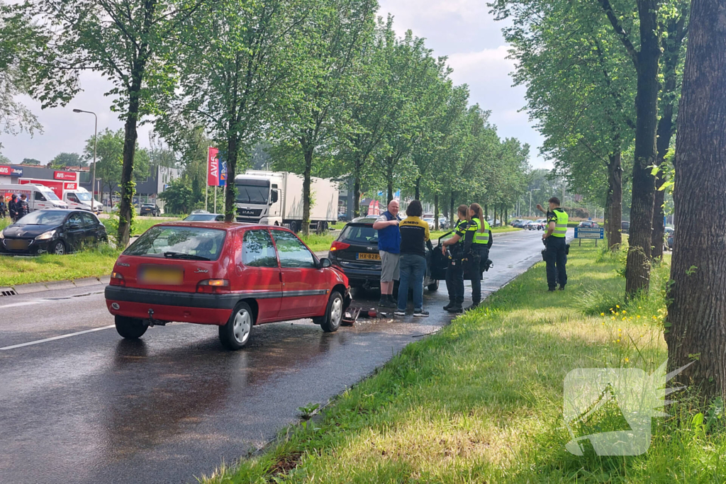 Flinke schade na botsing tussen auto's