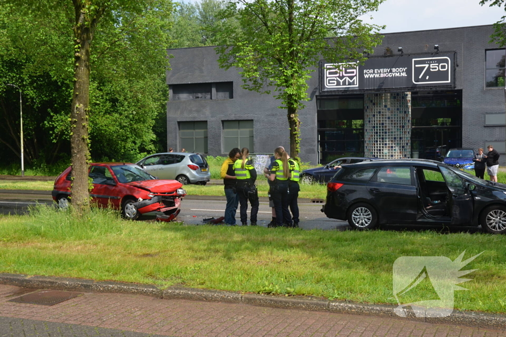 Flinke schade na botsing tussen auto's