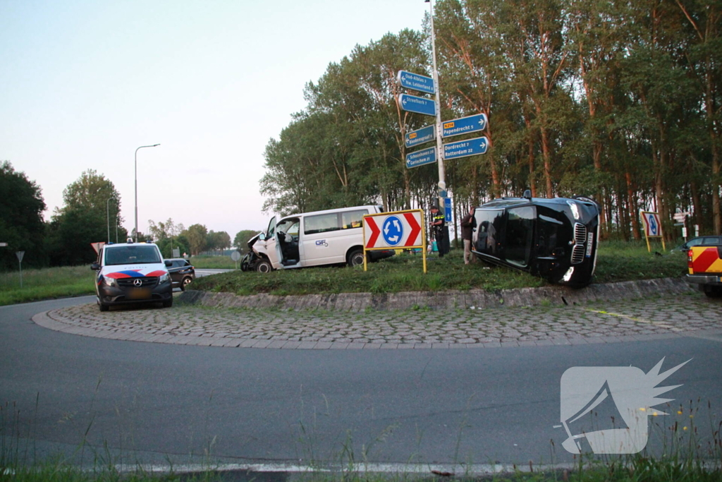 Auto op zijn kant na opmerkelijk ongeval op rotonde