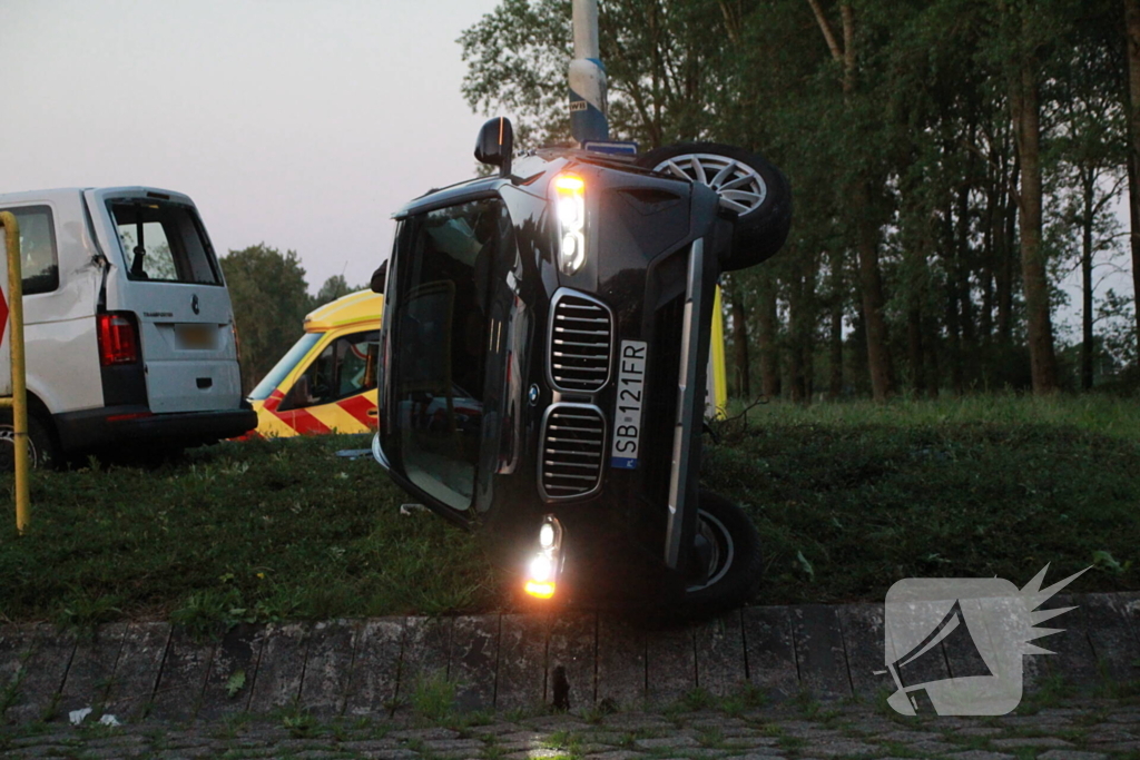 Auto op zijn kant na opmerkelijk ongeval op rotonde