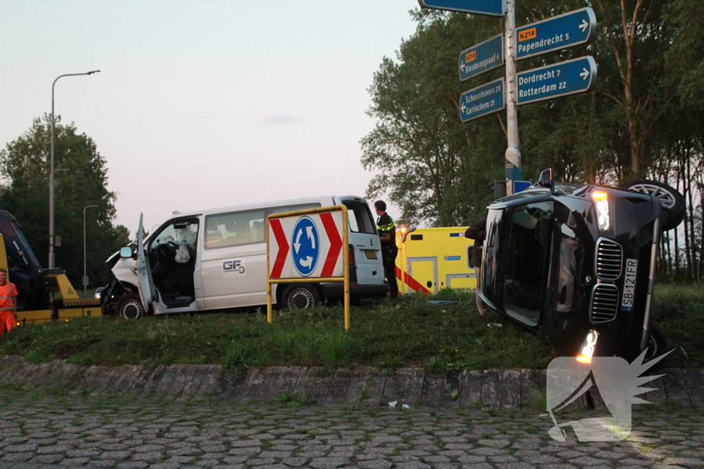 Auto op zijn kant na opmerkelijk ongeval op rotonde