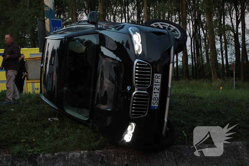 Auto op zijn kant na opmerkelijk ongeval op rotonde