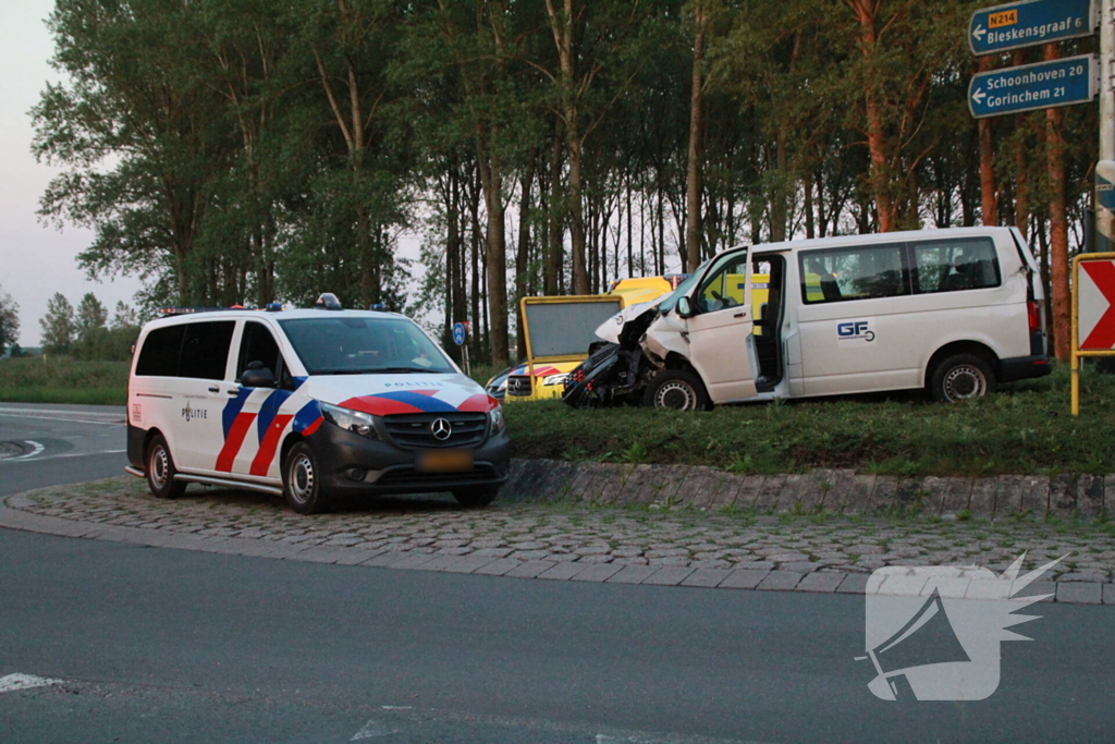 Auto op zijn kant na opmerkelijk ongeval op rotonde