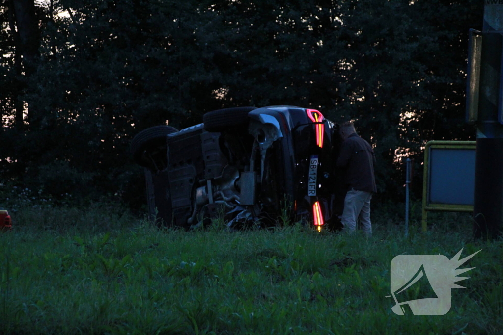 Auto op zijn kant na opmerkelijk ongeval op rotonde