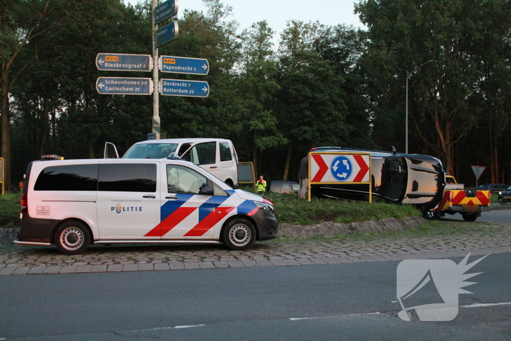 Auto op zijn kant na opmerkelijk ongeval op rotonde