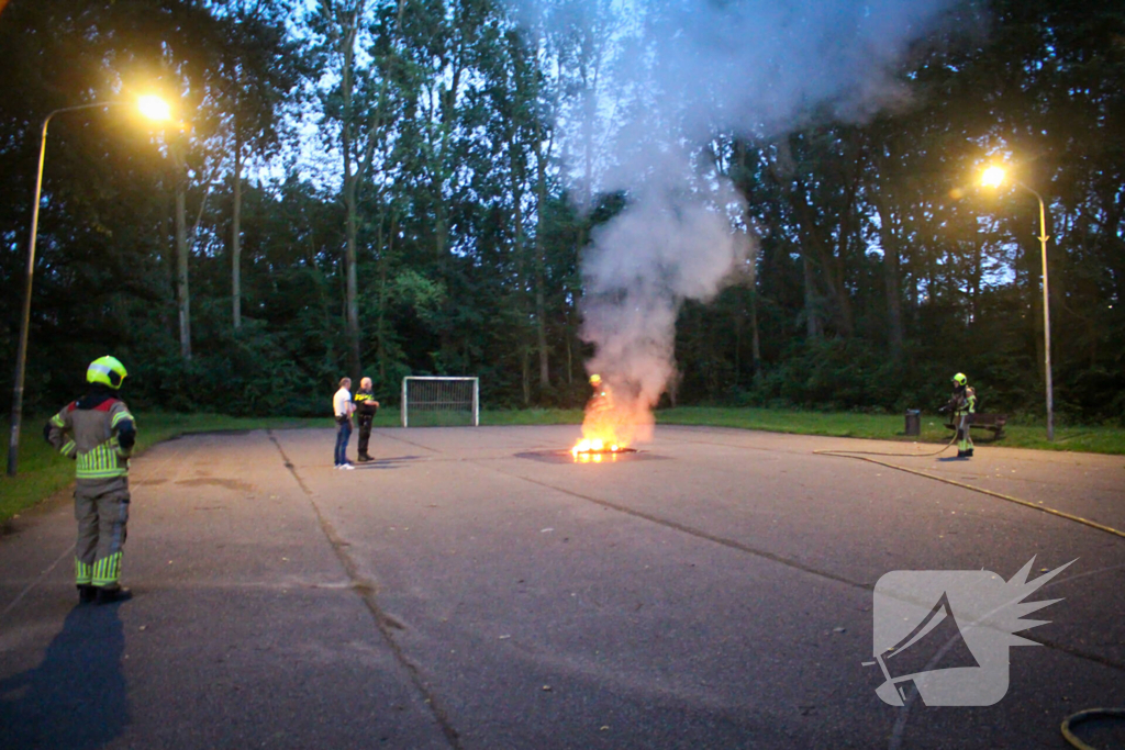 Buitenbrand op voetbalveld snel onder controle